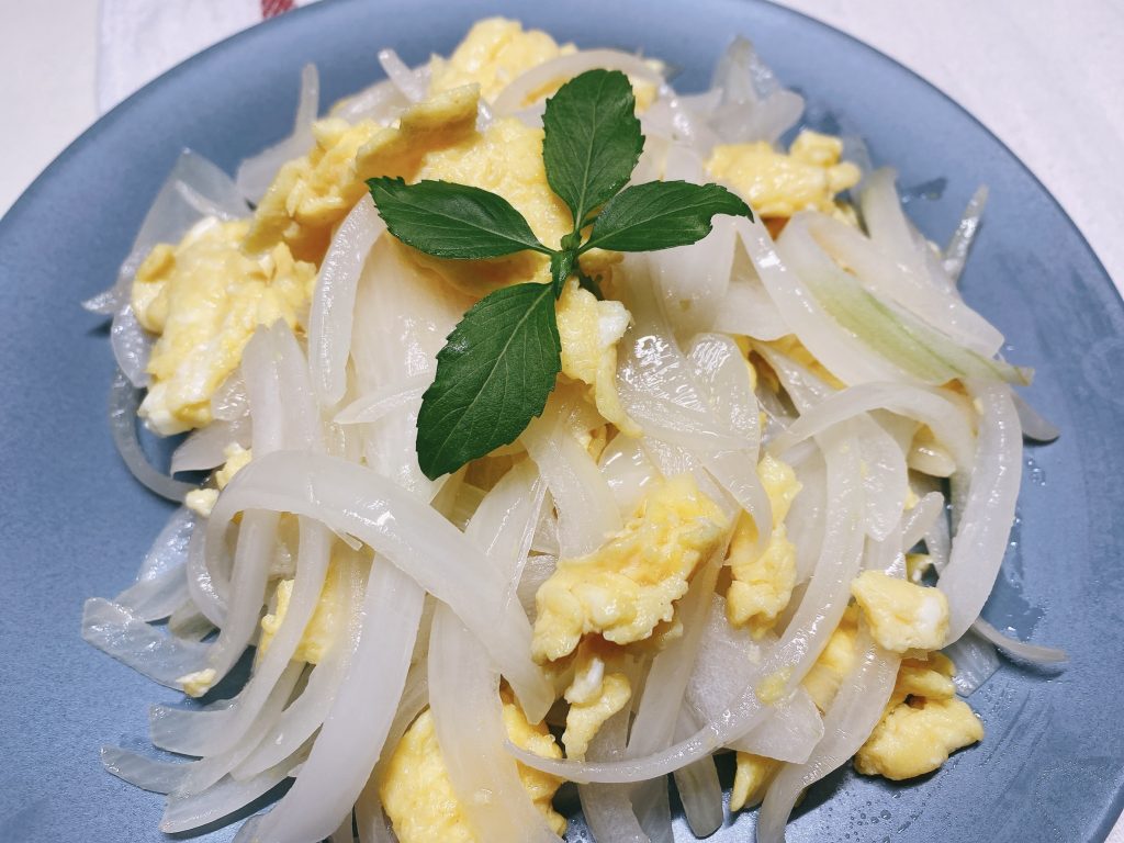 Serve the scrambled eggs with onions