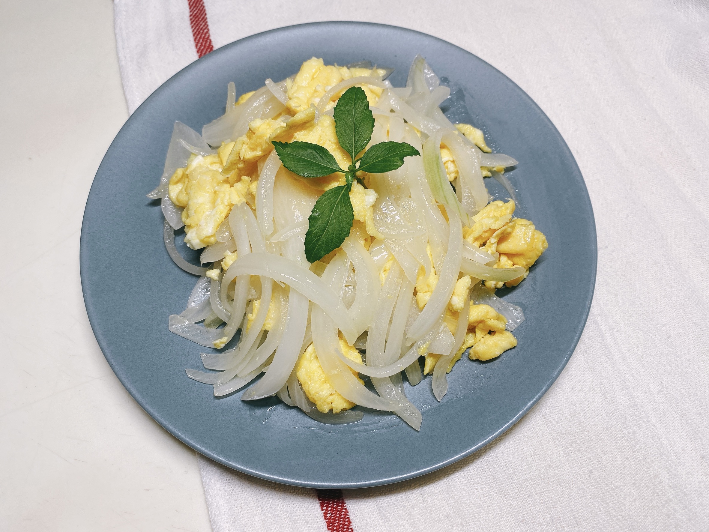 scrambled eggs with onions